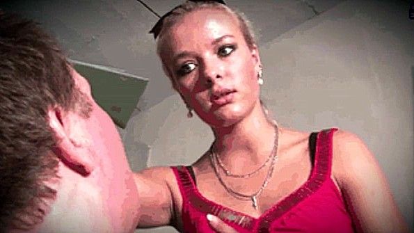 Женщины сосут один член и надеются на сперму