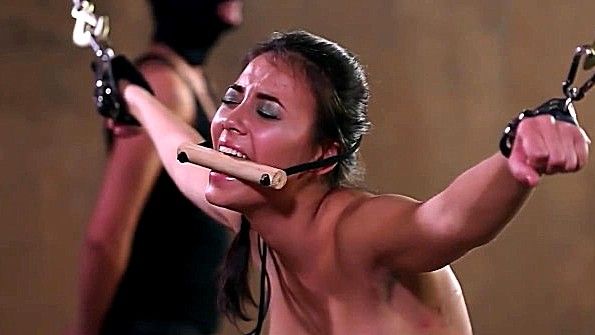 Азиатская шлюха доставляет удовольствие члену туриста