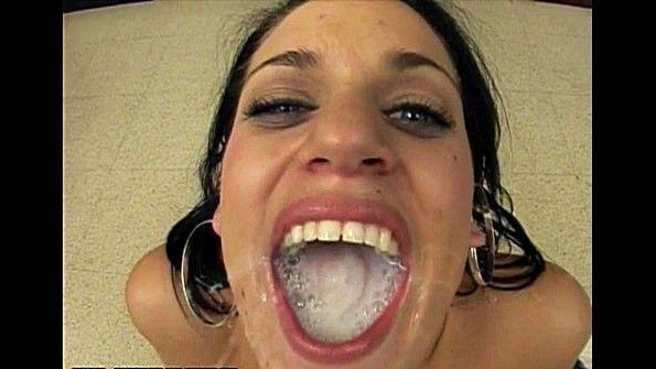 Женщина умело использует вибратор и достигает оргазма