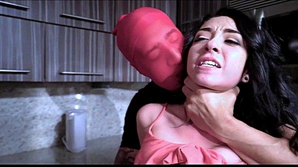 Хозяйка превращает свою служанку в сексуальную рабыню