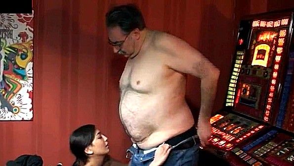 Отец и дочь целуются