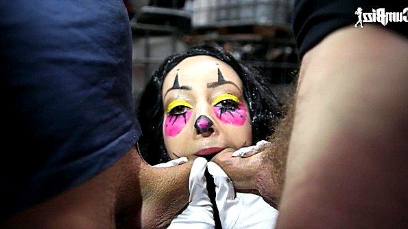 Доставляет удовольствие брюнетке в задницу после долгого минета