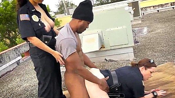 Нежные прикосновения девушки переросли в бурный секс