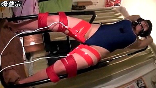 Взрослые находятся в одном помещении с несовершеннолетними и занимаются сексуальными действиями