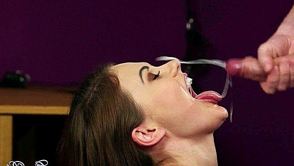 Мускулистый чернокожий мужчина активно занимается сексом с проституткой