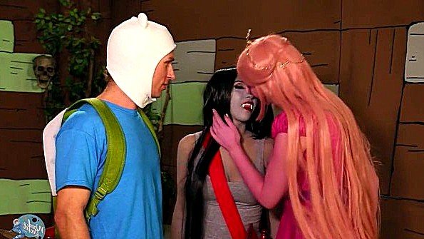 Мужчина силой заталкивает секретаршу на стол для грубого секса