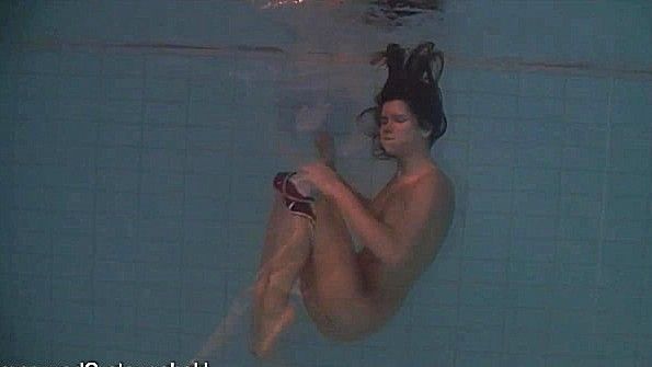 Он подошёл к мастурбирующей девушке и начал заниматься с ней сексом