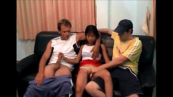 Во время тренировки он делает шпагат и мастурбирует