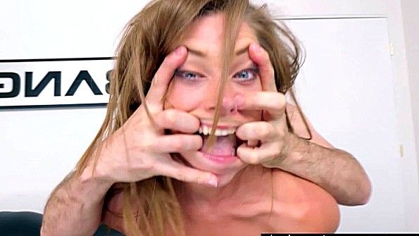 Азиатская красавица уверенно мастурбирует на камеру