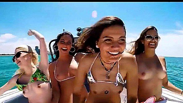 Мастурбирует перед парнем и поощряет секс