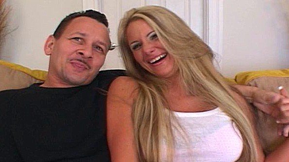 Пышногрудая красотка стонет во время грубого секса в постели