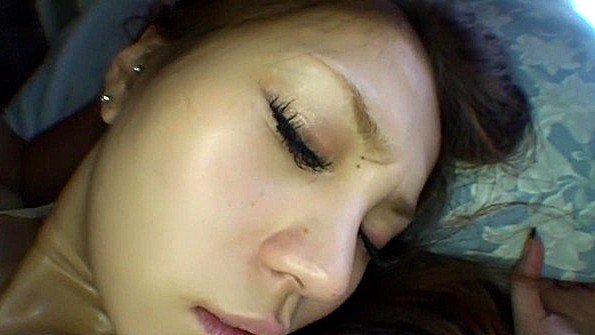 Кокетливая стерва играет с секс-игрушками