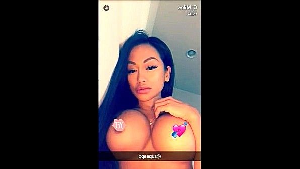 Сучка в странном костюме яростно кончает онлайн