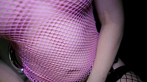 Он раздел чернокожую женщину и начал активно заниматься с ней сексом