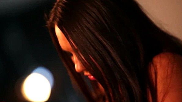 Она остановила парня в лесу и переспала с ним в машине