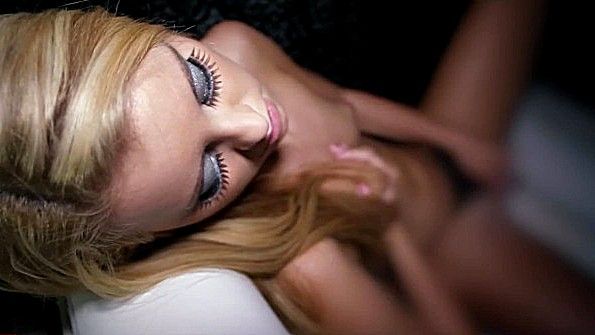 Шаловливая красотка наслаждается анальными играми