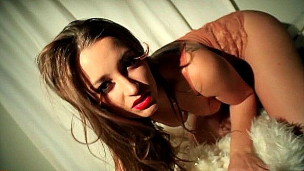 Я помог девушке раздеться и трахал её, пока она не кончила себе в рот