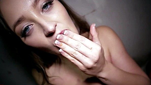 Он кончает ей в рот