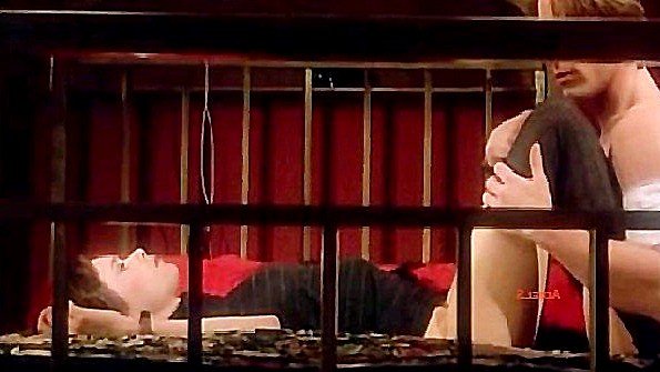 Похотливая девушка в яркой одежде подверглась изнасилованию