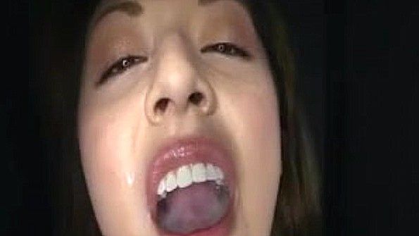 Индийская женщина кокетливо принимает горячую ванну