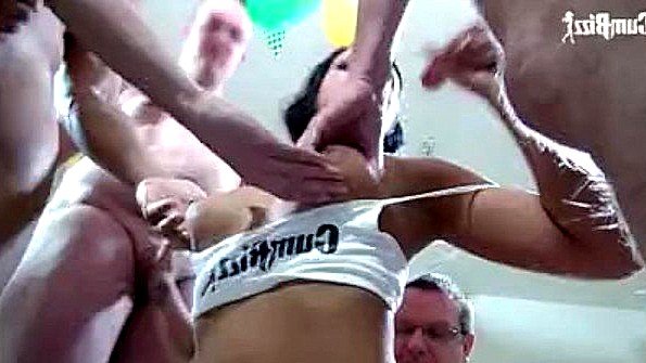 Азиатская кокетка в одиночестве со своим любимым вибратором