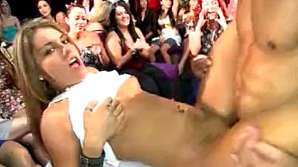 Женщина-полицейская принудила заключенного к половому акту