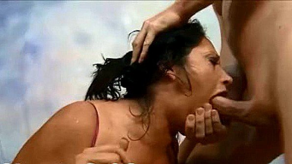 Молодая женщина заставила парня заняться сексом