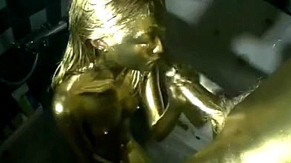 Пышногрудая сучка трахается за стеклом