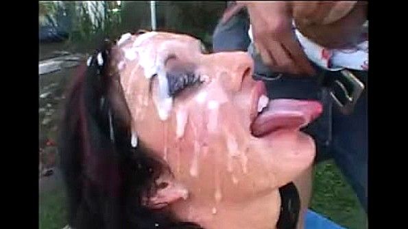 Брюнетка соблазнила парня на секс