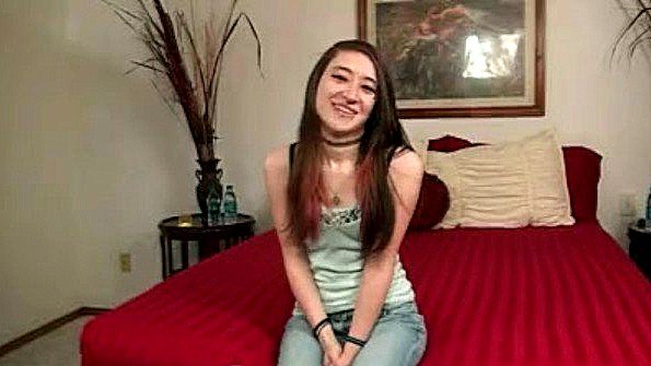 Соблазнительная женщина в нижнем белье учит парня, как заниматься сексом