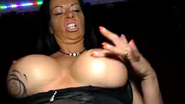 Она забралась на стол и мастурбировала там