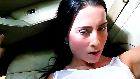 Крупный план влагалища чернокожей женщины со сценой эякуляции