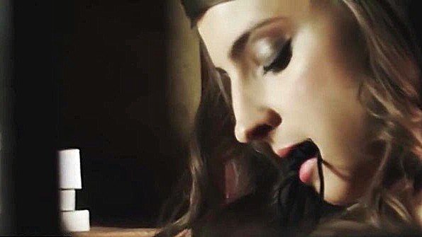 Чернокожая женщина удивляет белого мужчину своей похотью