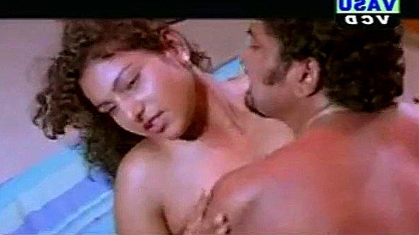 Чернокожая женщина облилась водой из шланга и искала секса