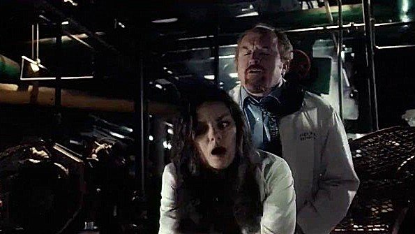 Пара выпивает в микроавтобусе и занимается сексом