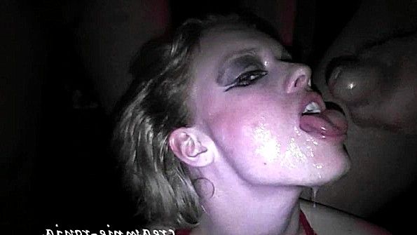 Девушка в игривом наряде жадно занимается сексом