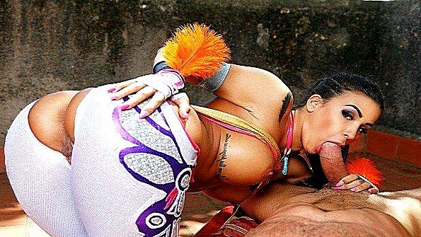 Горничная кормила мужчин и занималась с ними сексом