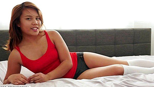 Японская женщина с большими сосками мастурбирует нескольким членам одновременно