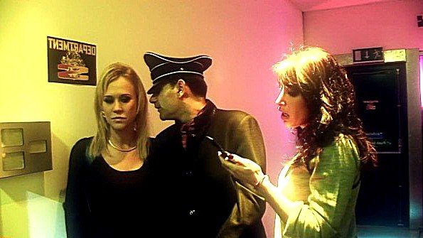 Отец насилует дочь с помощью матери