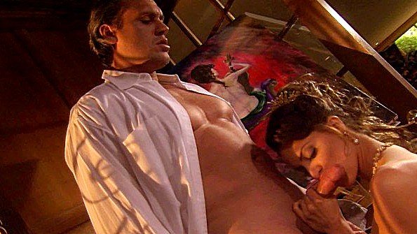 Две шлюхи набрасываются на член