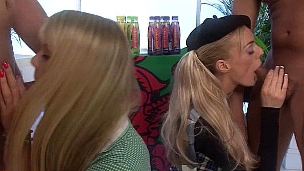 Рыжеволосая девушка получает удовольствие от анального секса