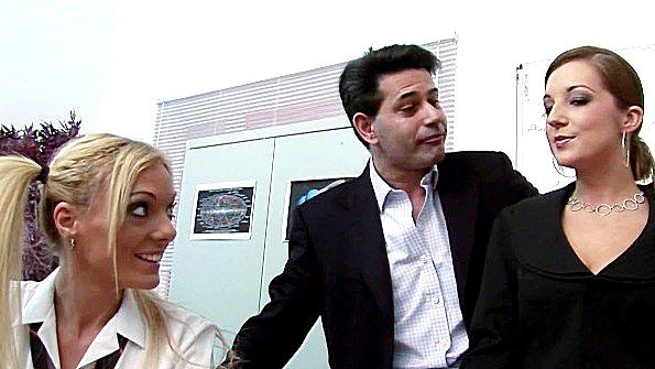 Восхитительная красавица в нижнем белье удивила мужчину сексуальным предложением