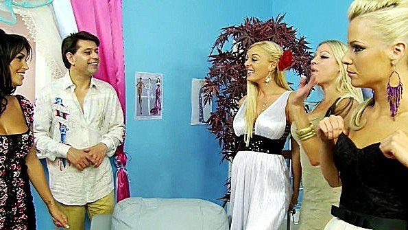 Шлюху грубо трахают сразу трое мужчин