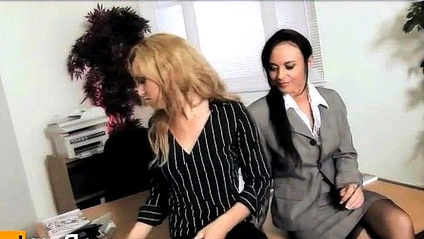 Худенькую дочь трахнул отец 硬核版