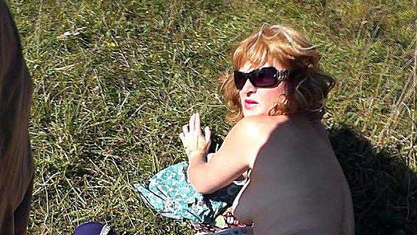 Госпожа заставляет раба лизать ей промежность