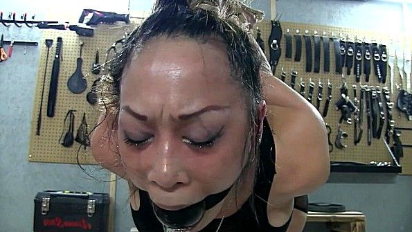 Азиатская шлюха трахает парня