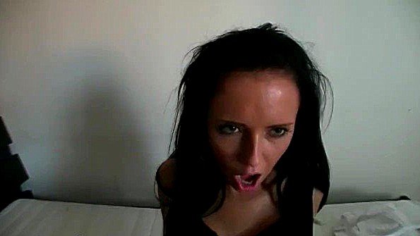 Зрелая женщина в чулках вводит вибратор себе во влагалище