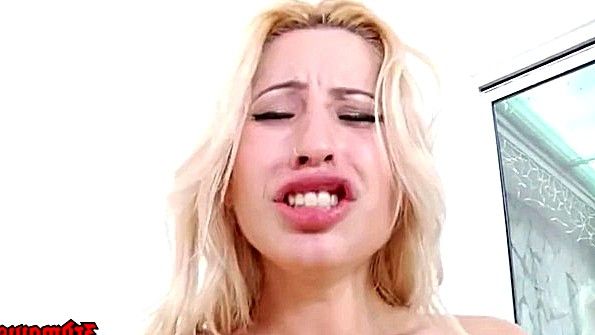 Очкастая мать облизывает член своего сына