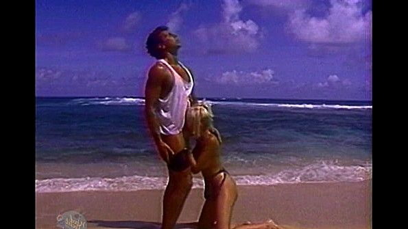 Занимается сексом с девушкой перед веб-камерой и кончает