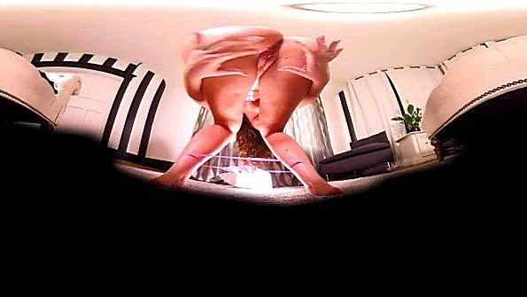 Грустный муж наблюдает за диким сексом